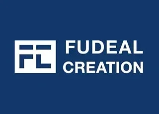青い背景に白文字で「FUDEAL CREATION」の社名と、その左に「FL」をモチーフにしたロゴマークが配置された企業ロゴです。シンプルでプロフェッショナルな印象を与えます。