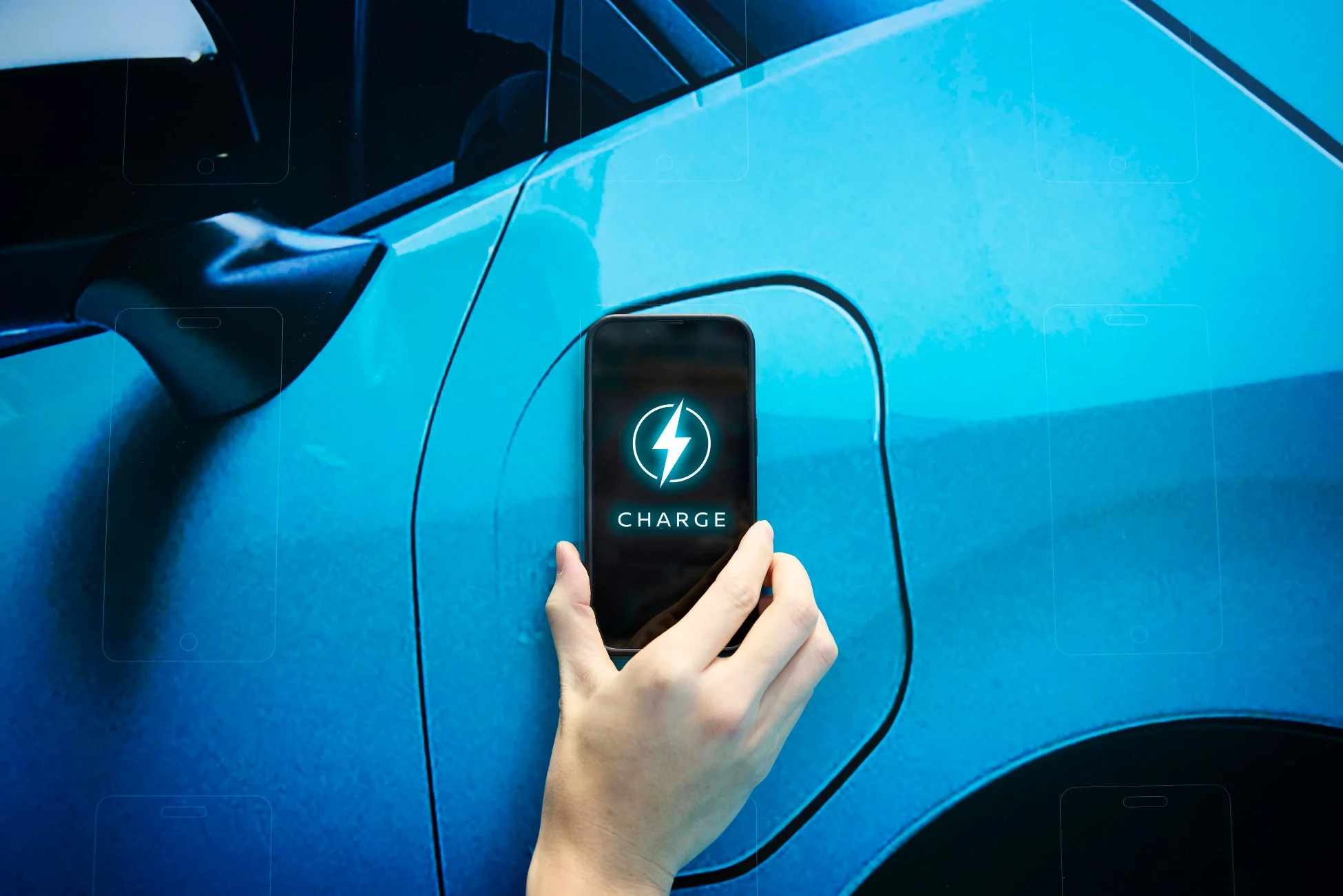 スマートフォンをかざして充電する様子