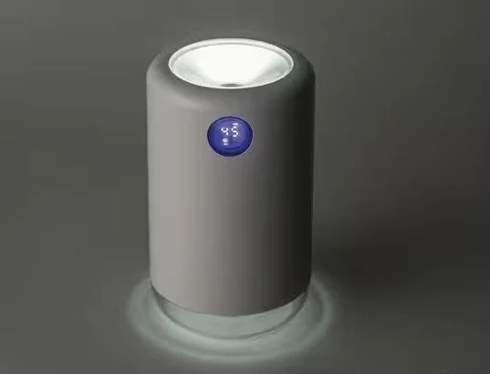 現代的なデザインのグレーの加湿器またはアロマディフューザーが、青いデジタル表示「45」と底部からの光で照らされています。