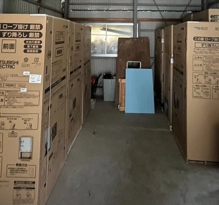 MITSUBISHI ELECTRICの段ボール箱が積まれた倉庫
