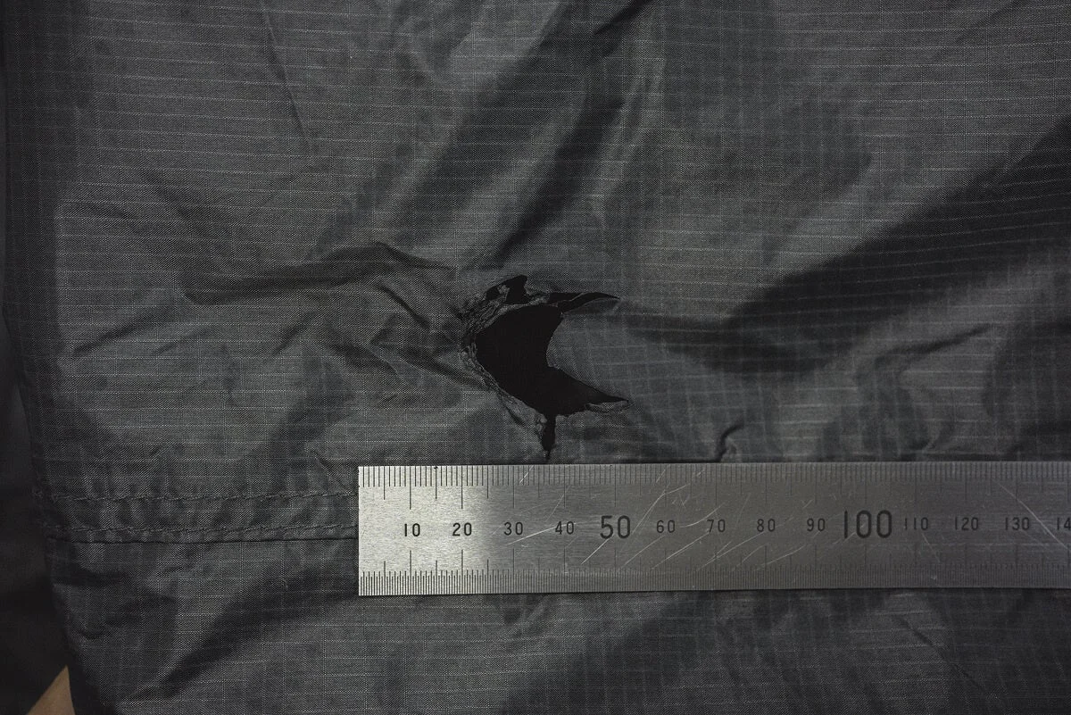 穴の開いた軽量シェルター エフィカの生地