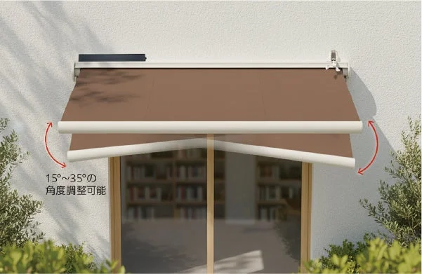 窓の上に設置された角度調整可能な茶色いオーニング