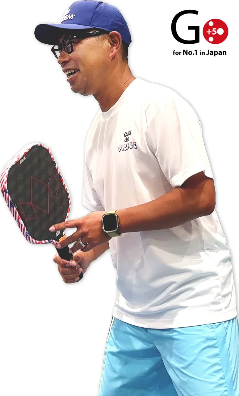 笑顔でピックルボールのパドルを持つ男性