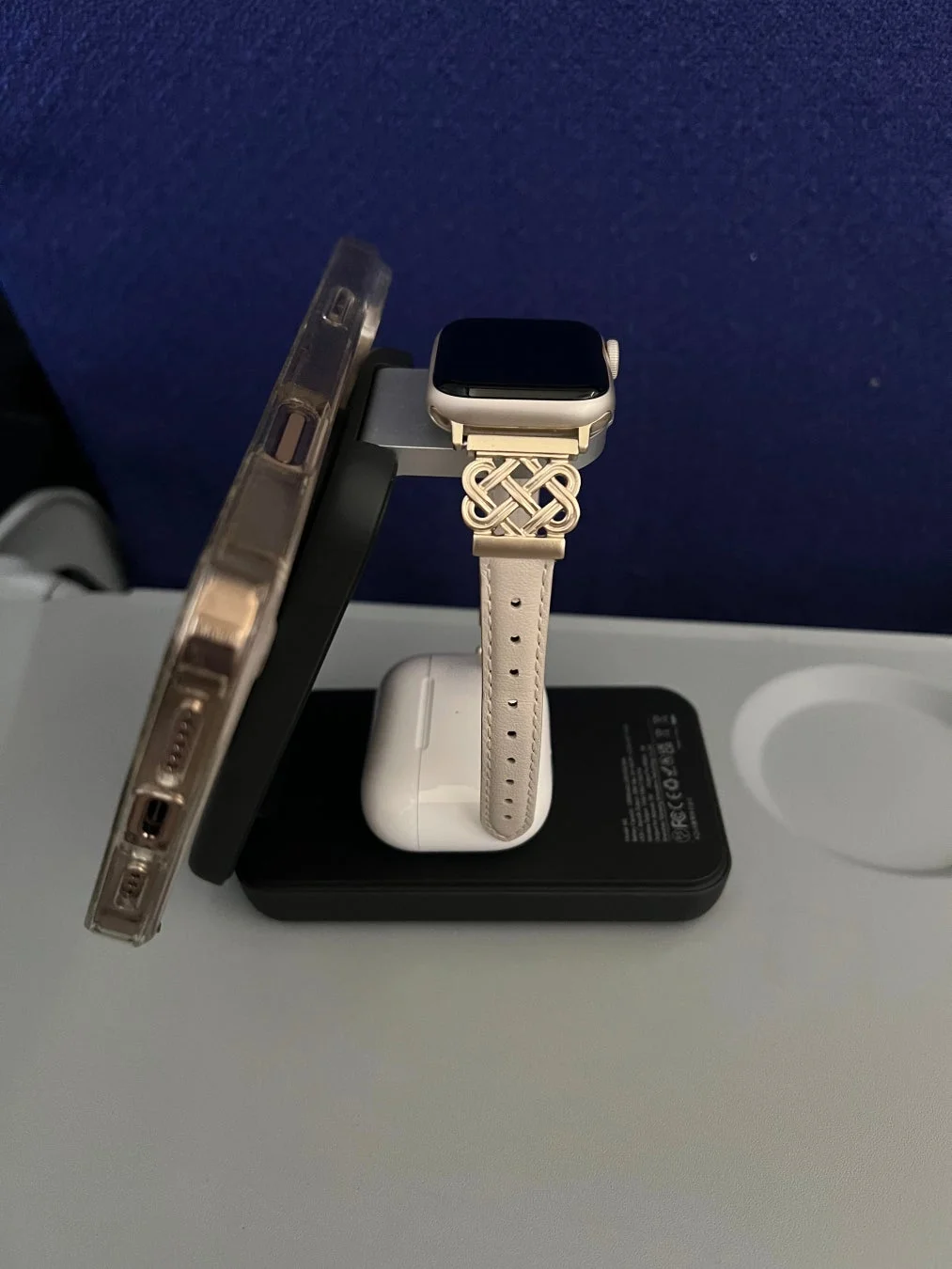 機内でiPhone、Apple Watch、AirPodsを同時にワイヤレス充電