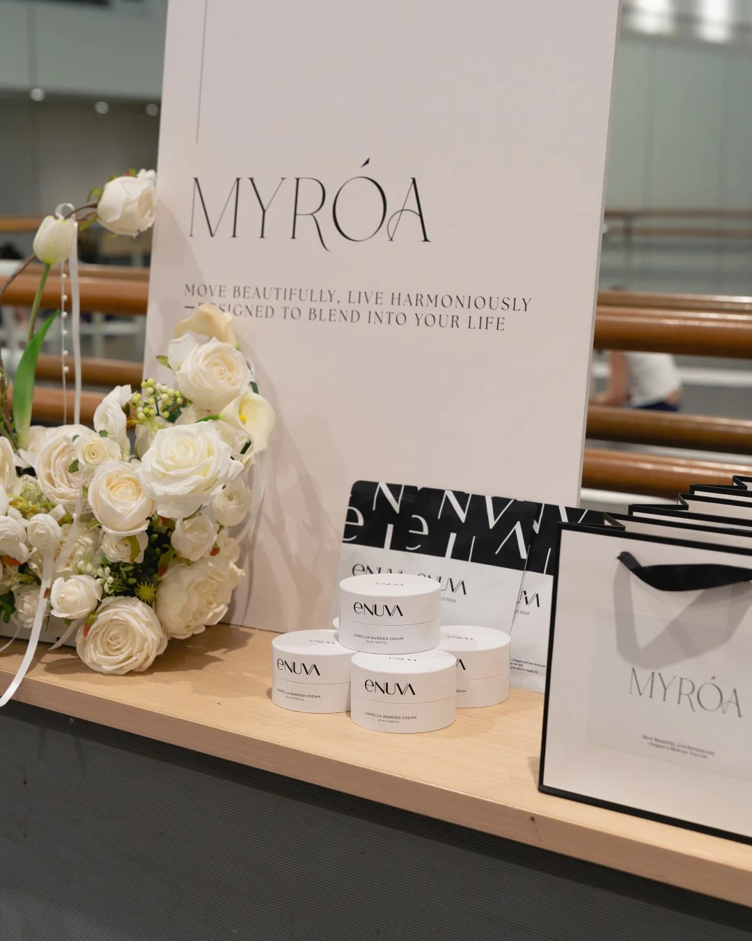 MYRÓAとENUVAの製品が並べられたイベントディスプレイ