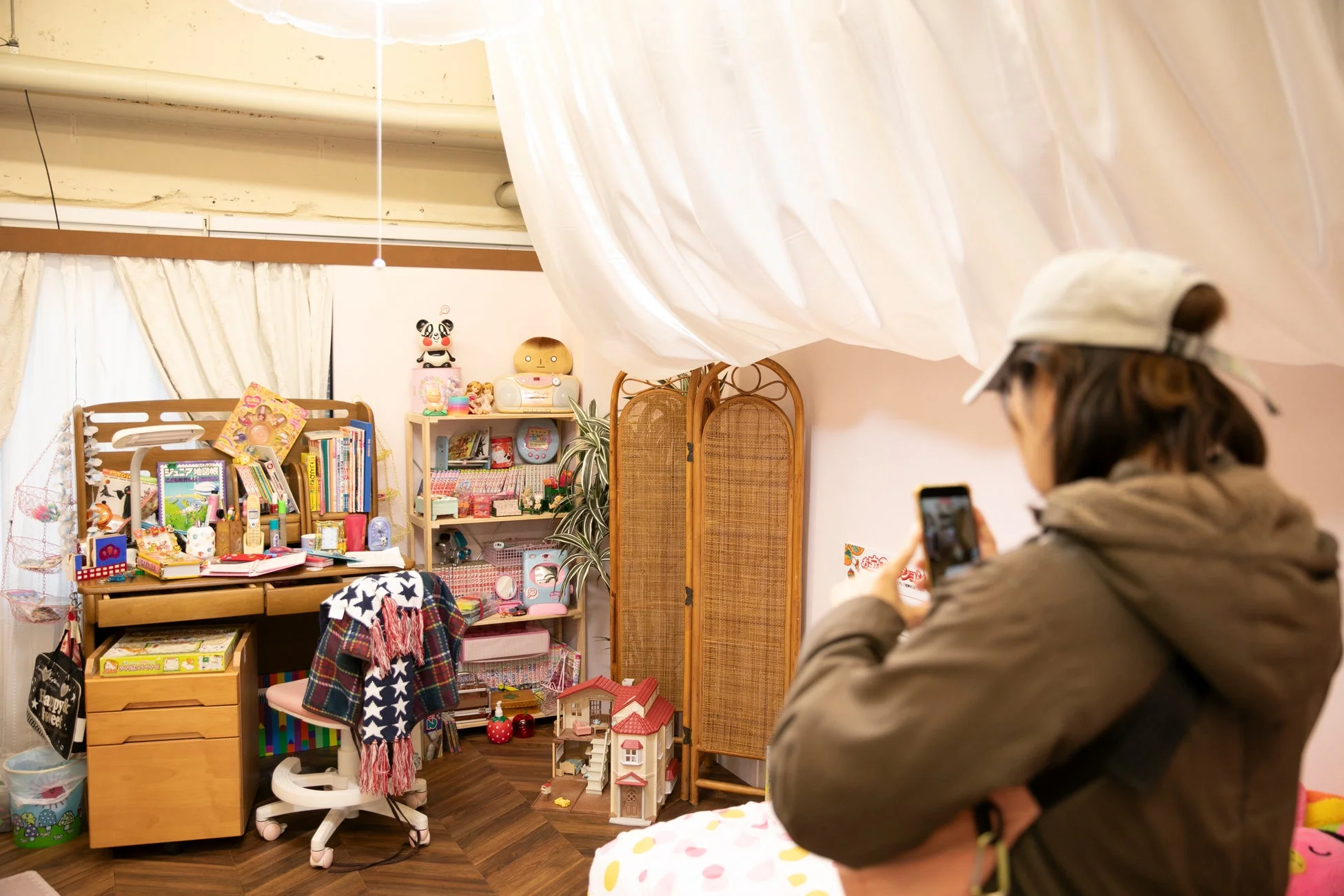 スマホで撮影しながら価値を調べる来場者