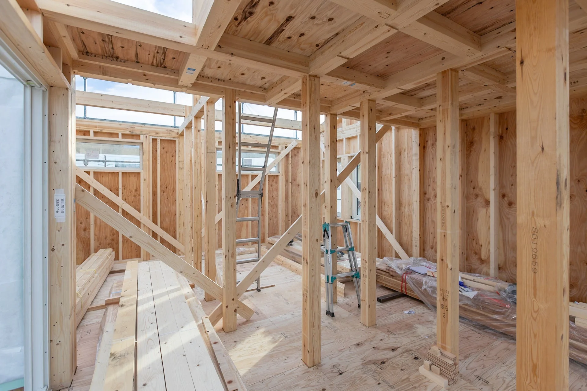 木造建築中の家屋内部を捉えた画像