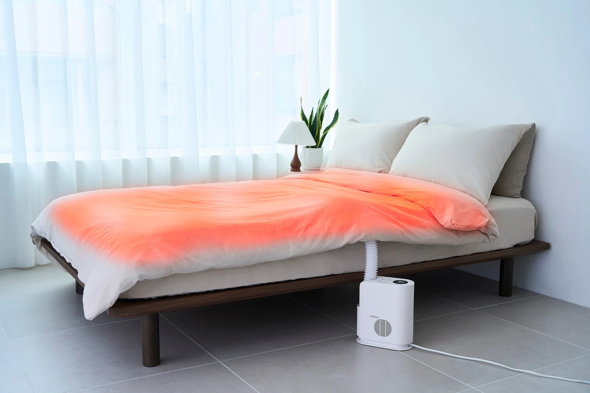 布団乾燥機が温風を送る様子