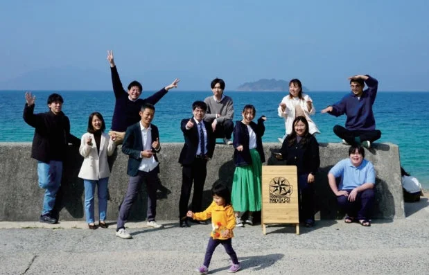 海辺で集合写真