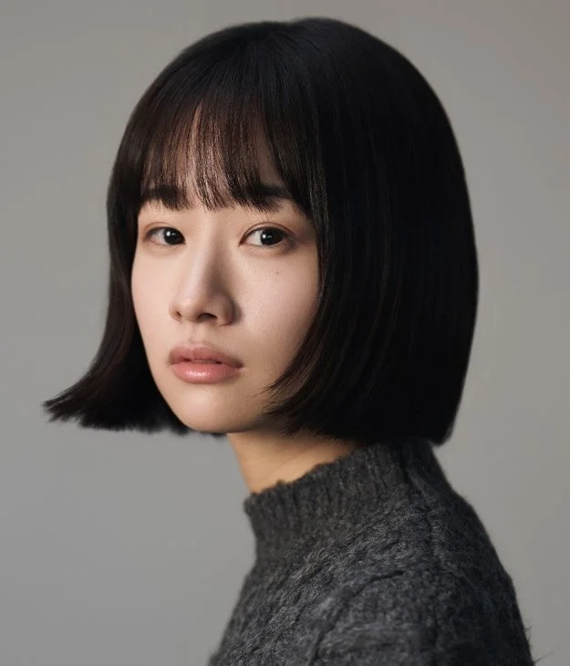 黒髪ショートヘアの藤間爽子さんのポートレート