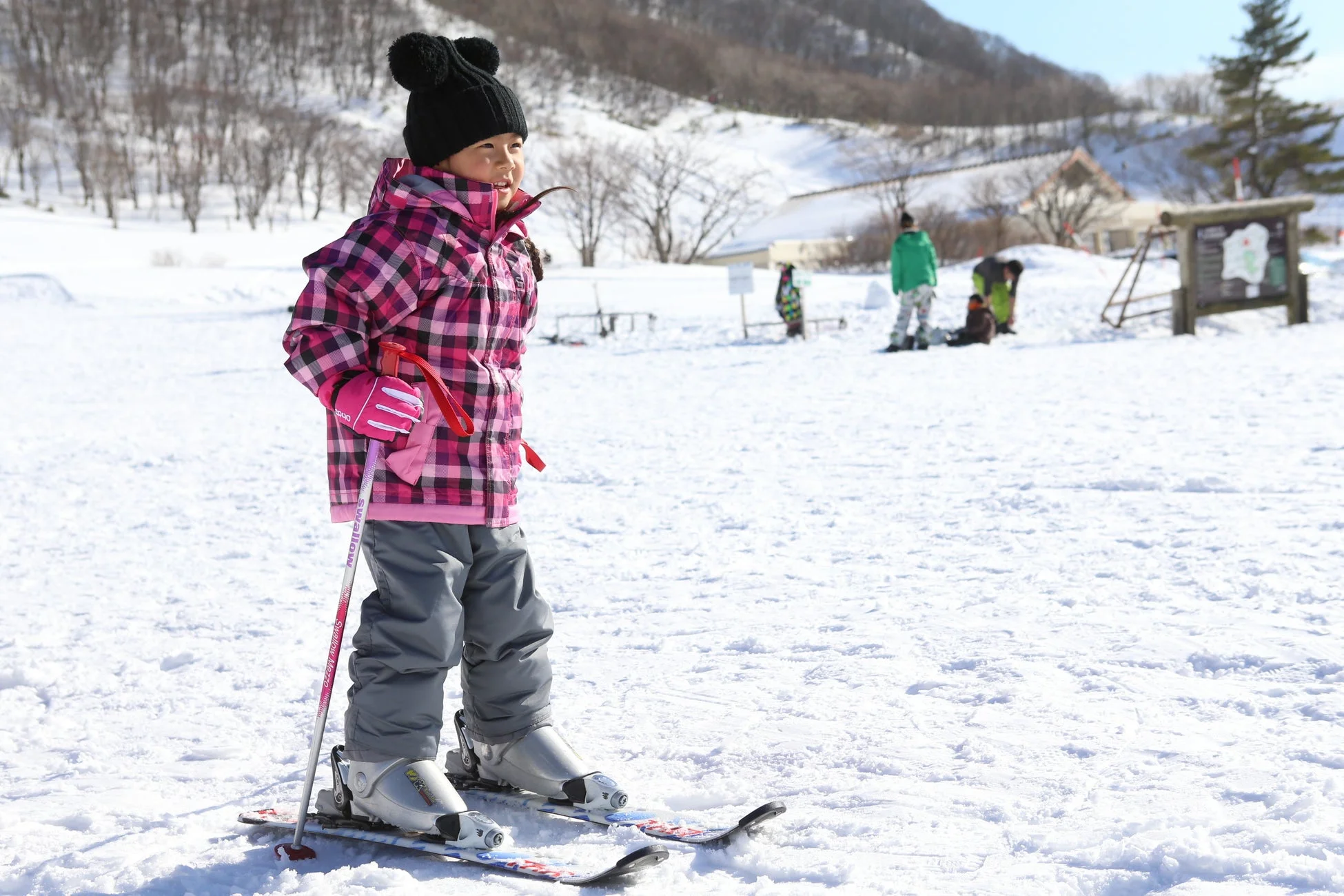 スキーウェアを着て立つ子供