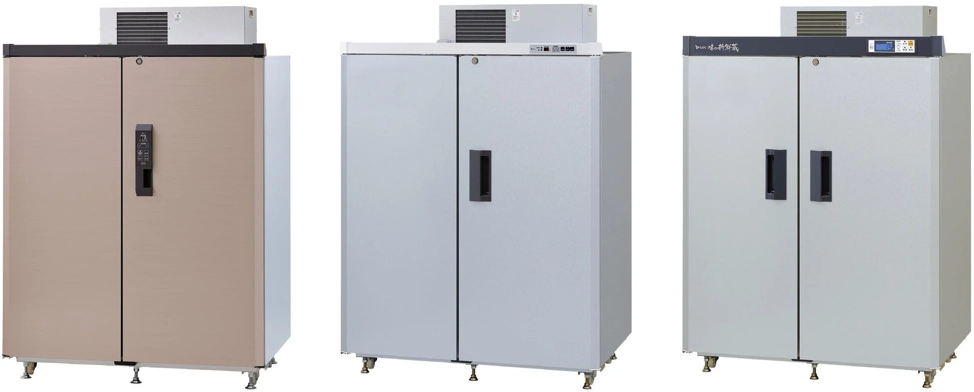 3台の業務用冷蔵庫または冷凍庫が並んでおり、それぞれベージュとグレーの色合いで、上部に冷却ユニットが備えられています。食品の鮮度保持や保存に適した二枚扉のタイプです。