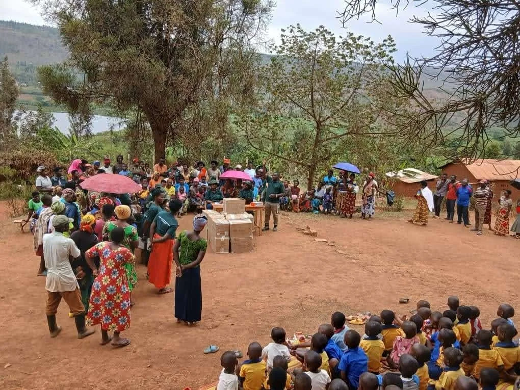 ソーラーライトを受け取るために集まった地域住民の様子