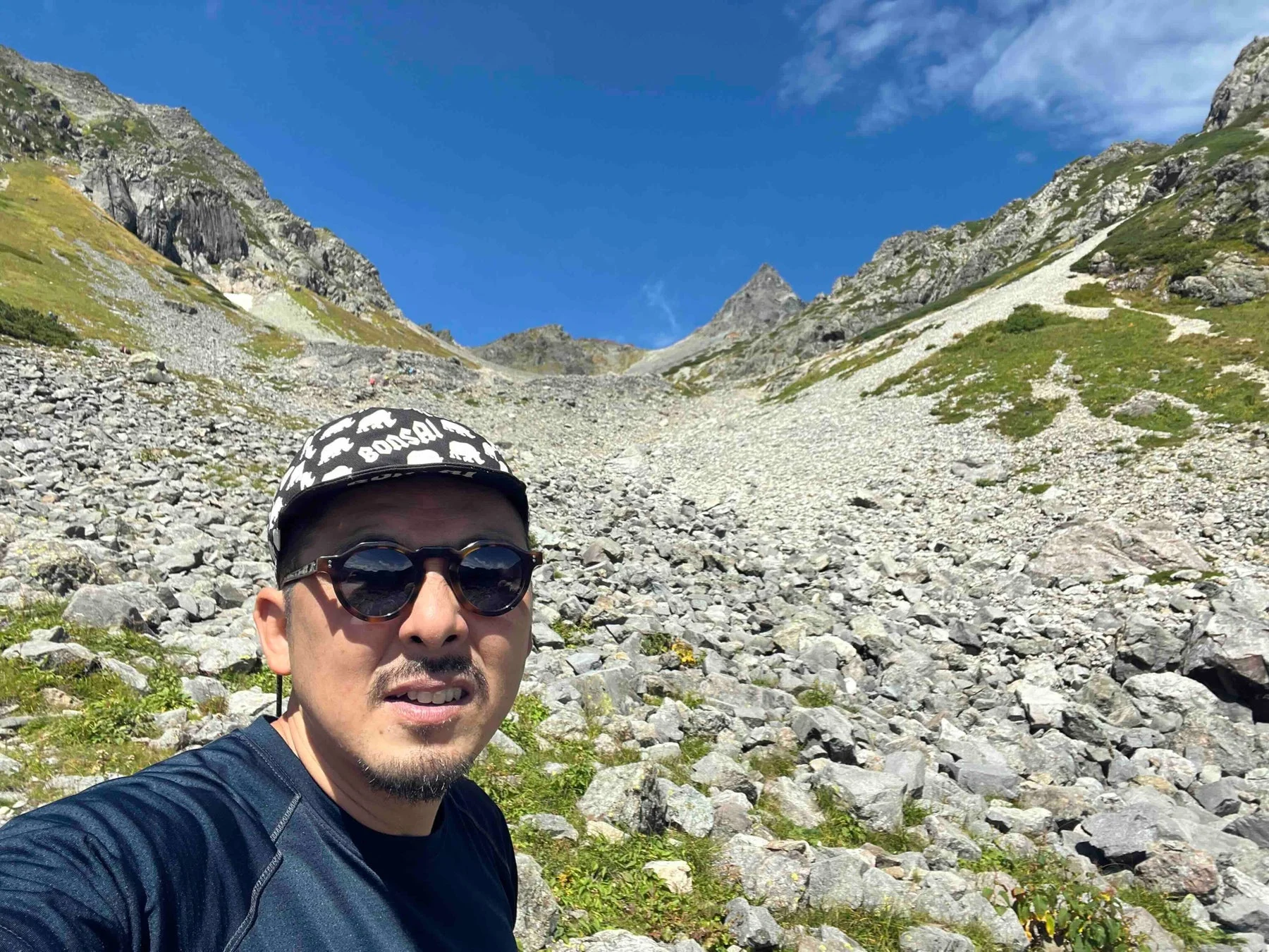 山で自撮りする男性