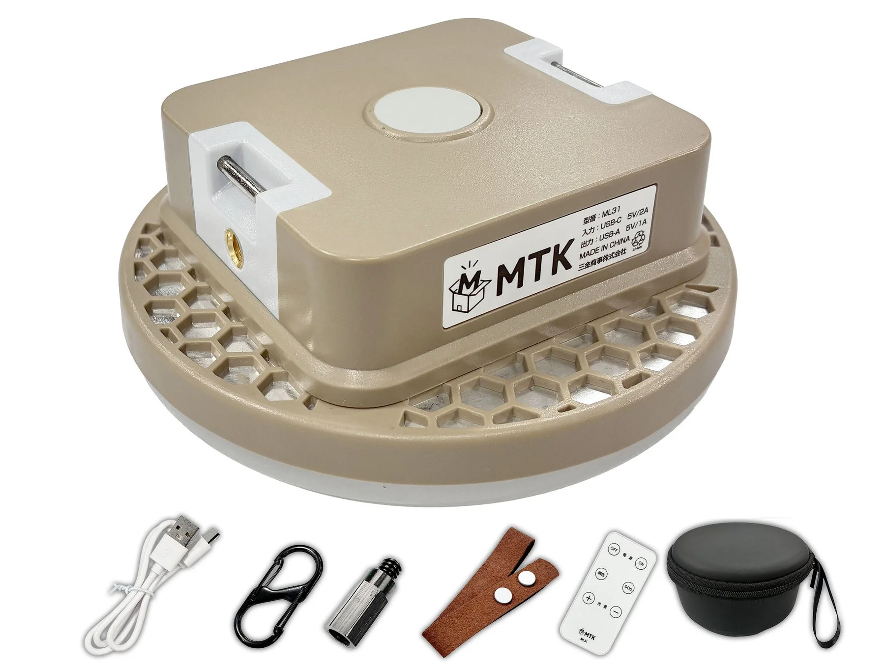 MTKブランドのポータブル照明器具ML31と、USBケーブル、カラビナ、リモコン、収納ケースなどの豊富なアクセサリーが写っています。キャンプや撮影など多様なシーンでの使用が想定される多機能なデバイスです。
