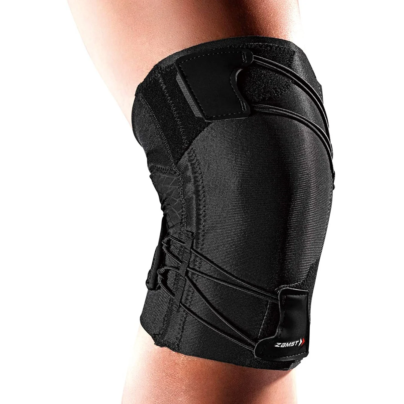 黒いザムストの膝サポーターを着用した脚の側面