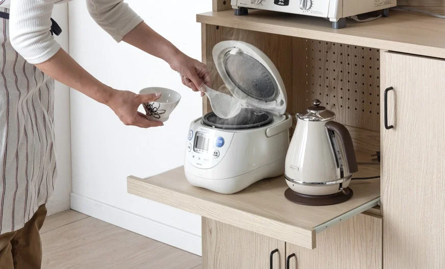 スライド棚で炊飯器を使用する様子