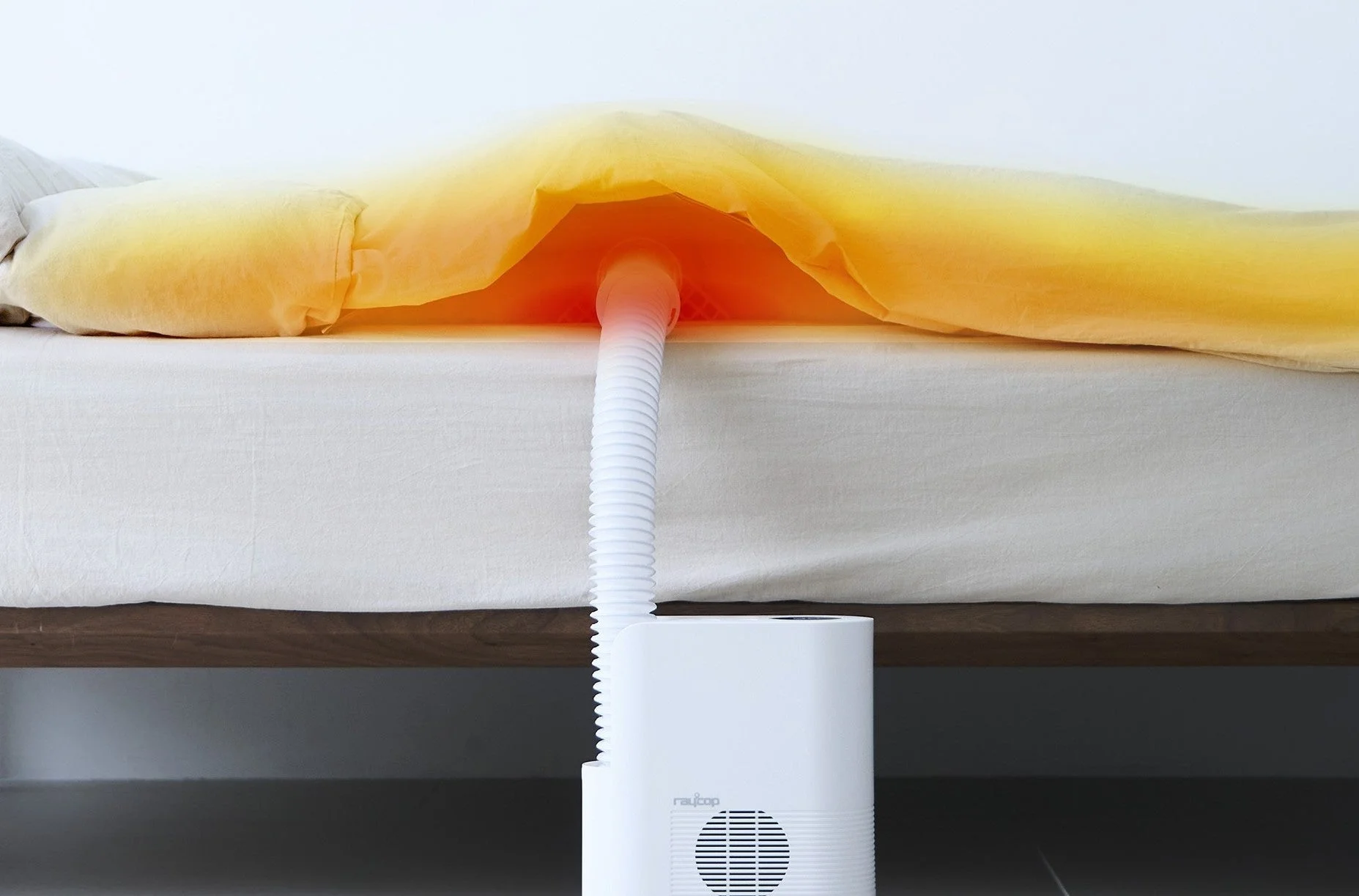 布団乾燥機が布団に温風を送る様子