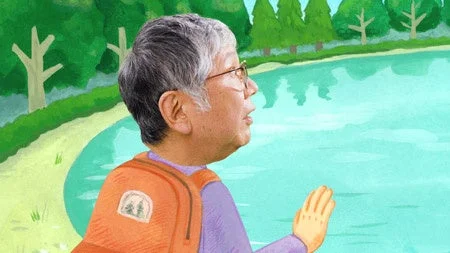 水辺で景色を眺める高齢の男性