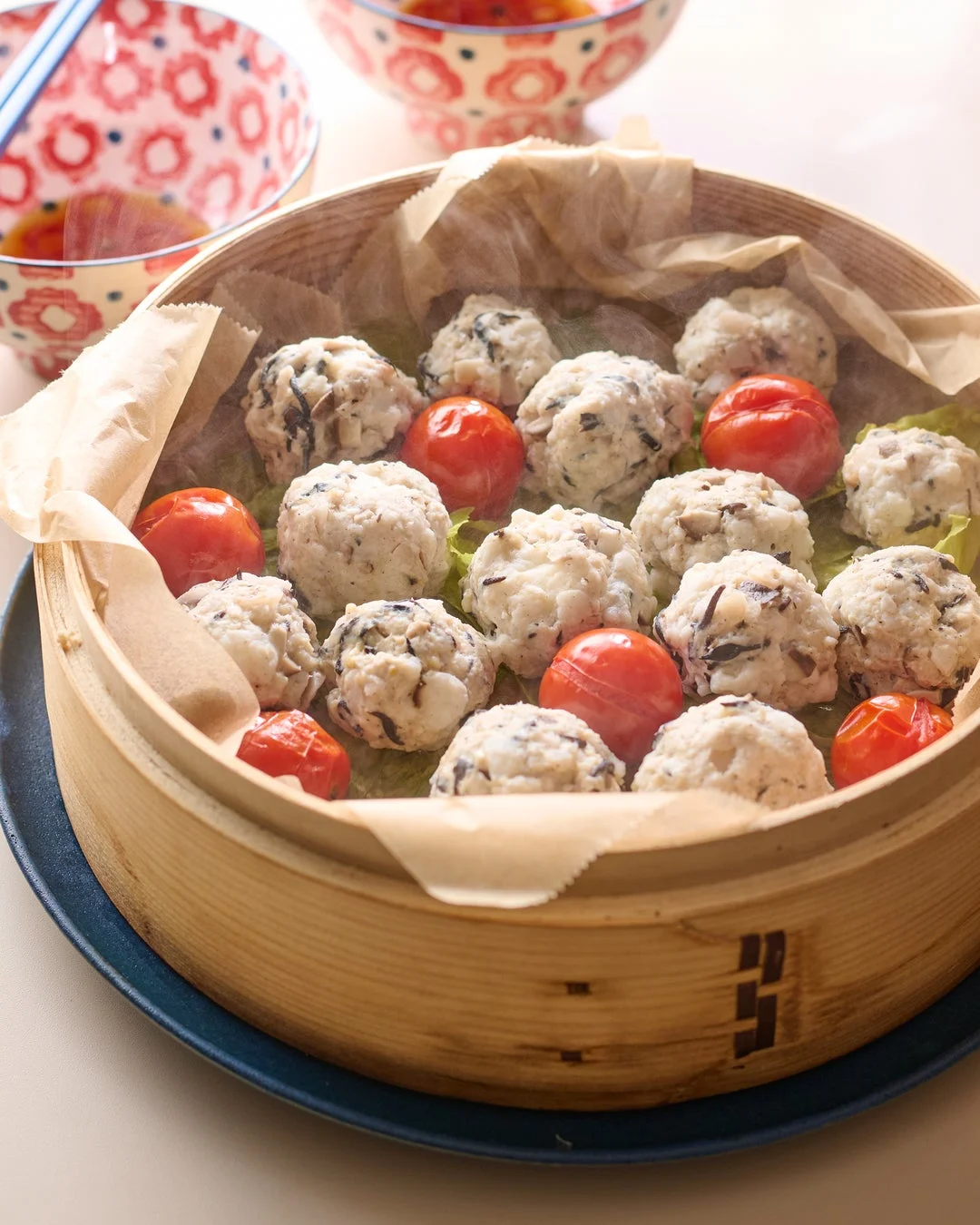 白い団子とミニトマトの蒸し料理