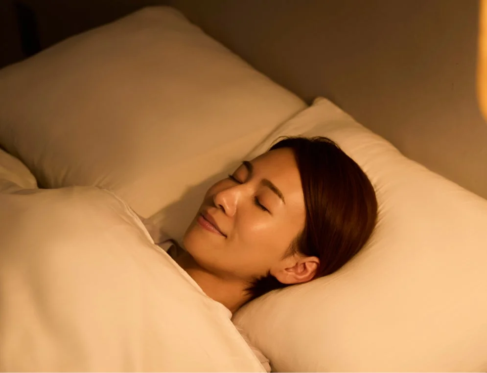 快適に眠る女性