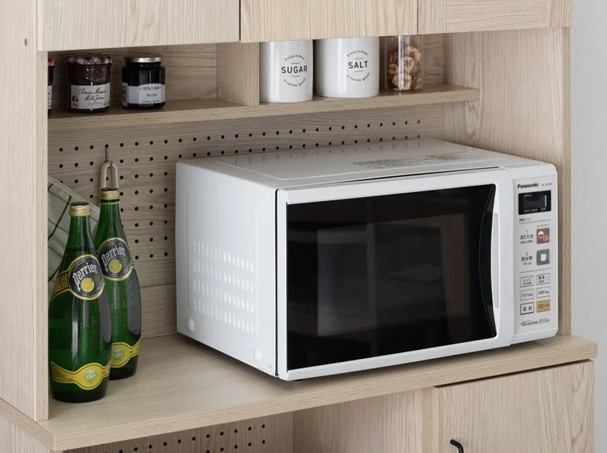 電子レンジが置かれたオープン収納
