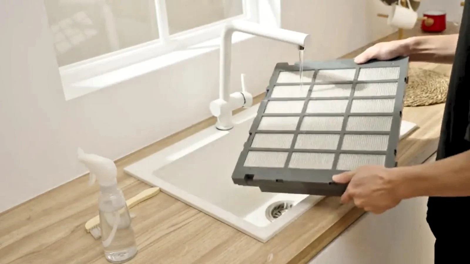 フィルターを水洗いする様子