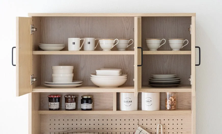 開き扉収納に食器が整理された様子