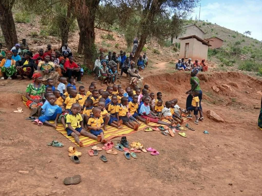 屋外で集会し、学ぶ子供たち