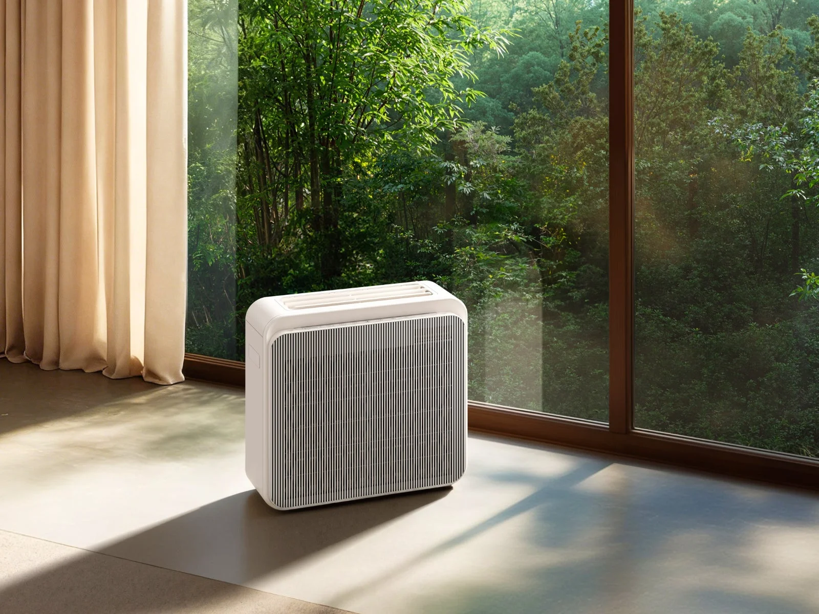 窓から森が見える部屋に置かれた空気清浄機