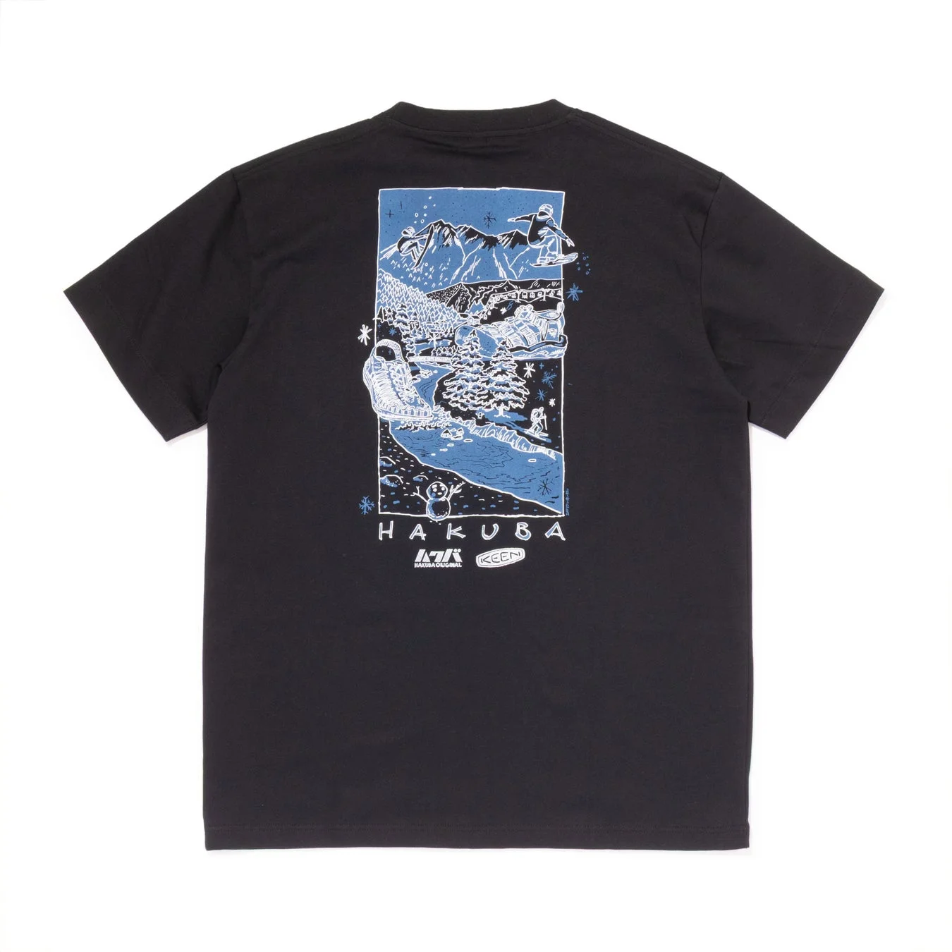 黒いTシャツの背面に、白馬の山々や雪景色、スノーボーダーなどが描かれたグラフィック