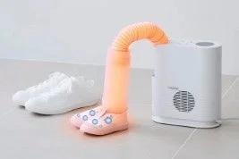 靴乾燥機で子供靴を乾燥させている様子