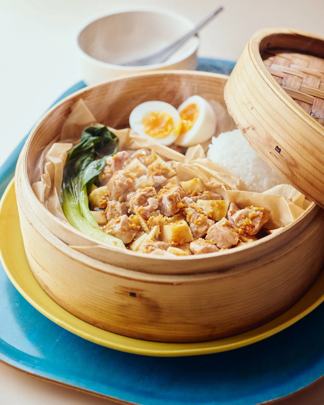 鶏肉と卵とご飯の蒸し料理