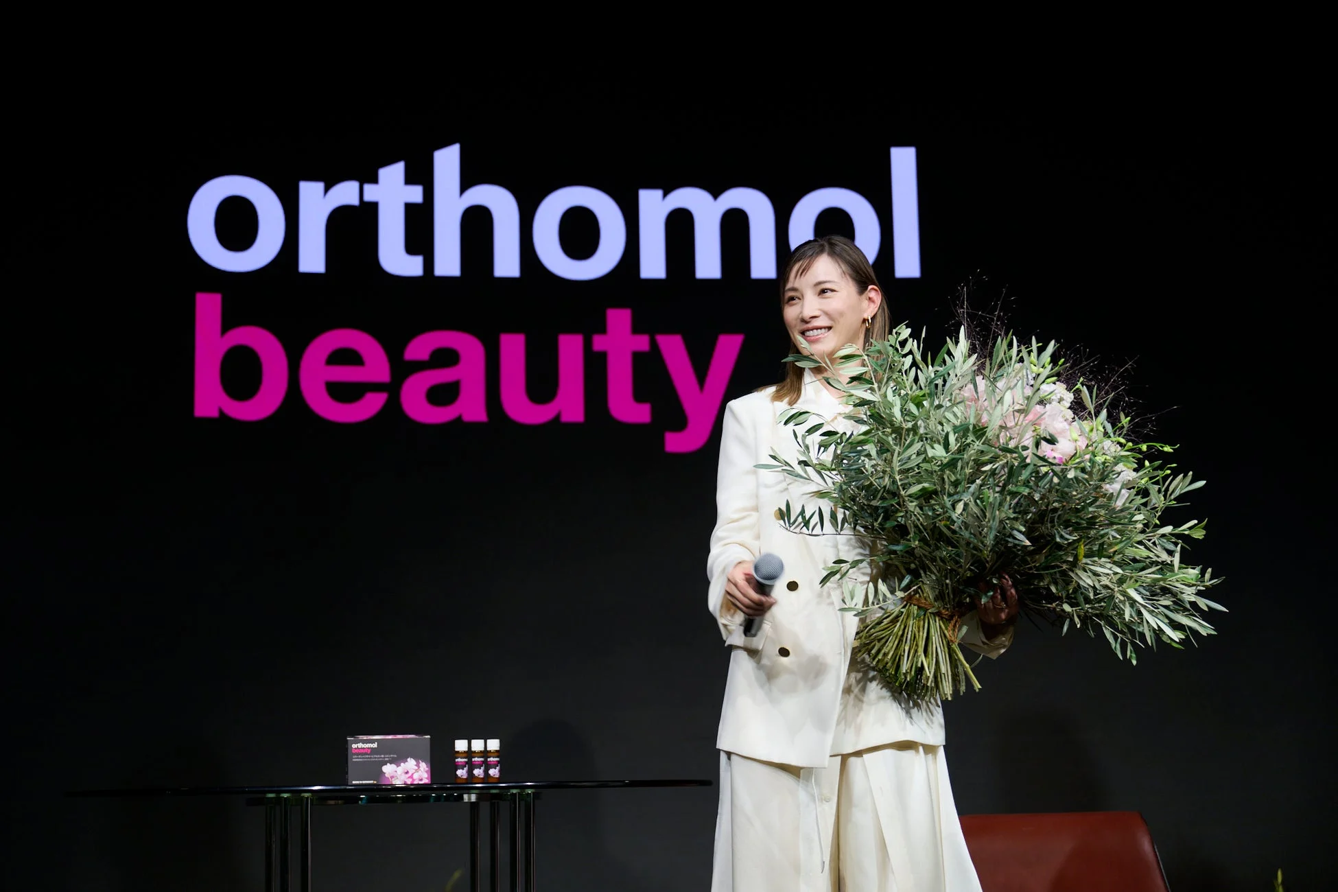 花束を受け取り笑顔の加藤あいさん