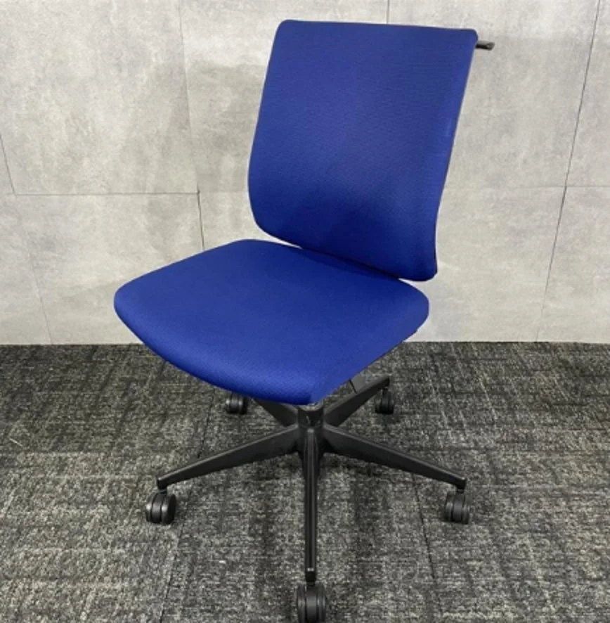 青いオフィスチェア