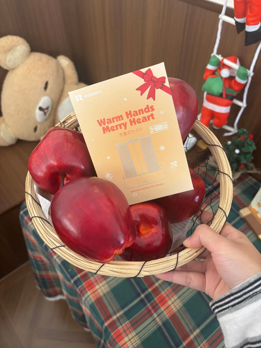 充電式カイロN1のパッケージとリンゴ