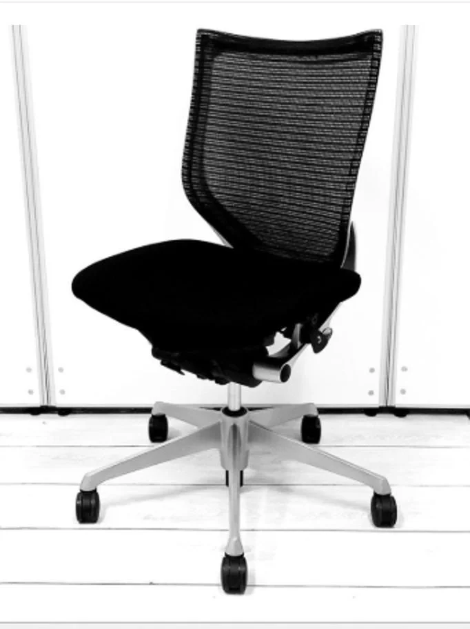 黒いメッシュオフィスチェア