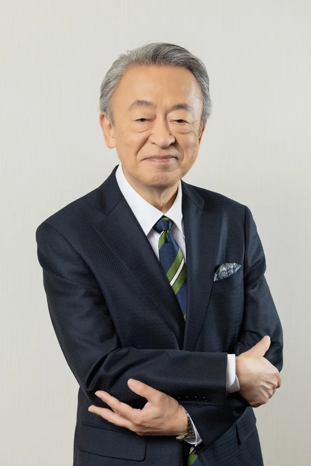 腕を組んでカメラを見つめる池上彰氏のポートレート