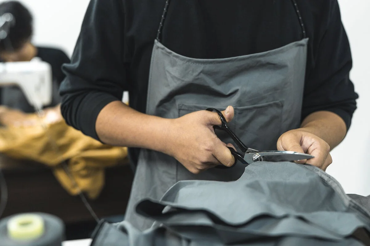 生地を裁断する職人