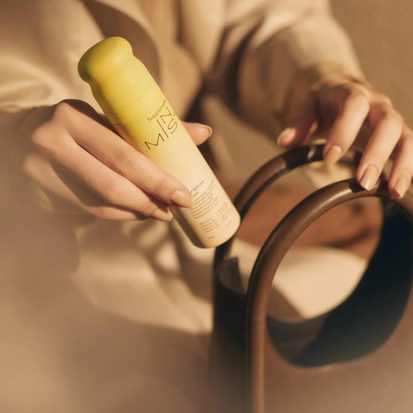 製品を持つ手元