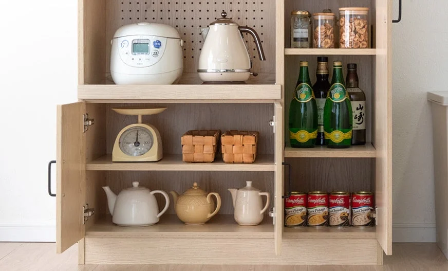 下段の開き扉収納に食品や家電が整理された様子