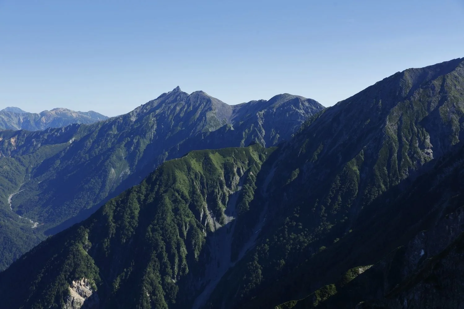 雄大な山脈の景色