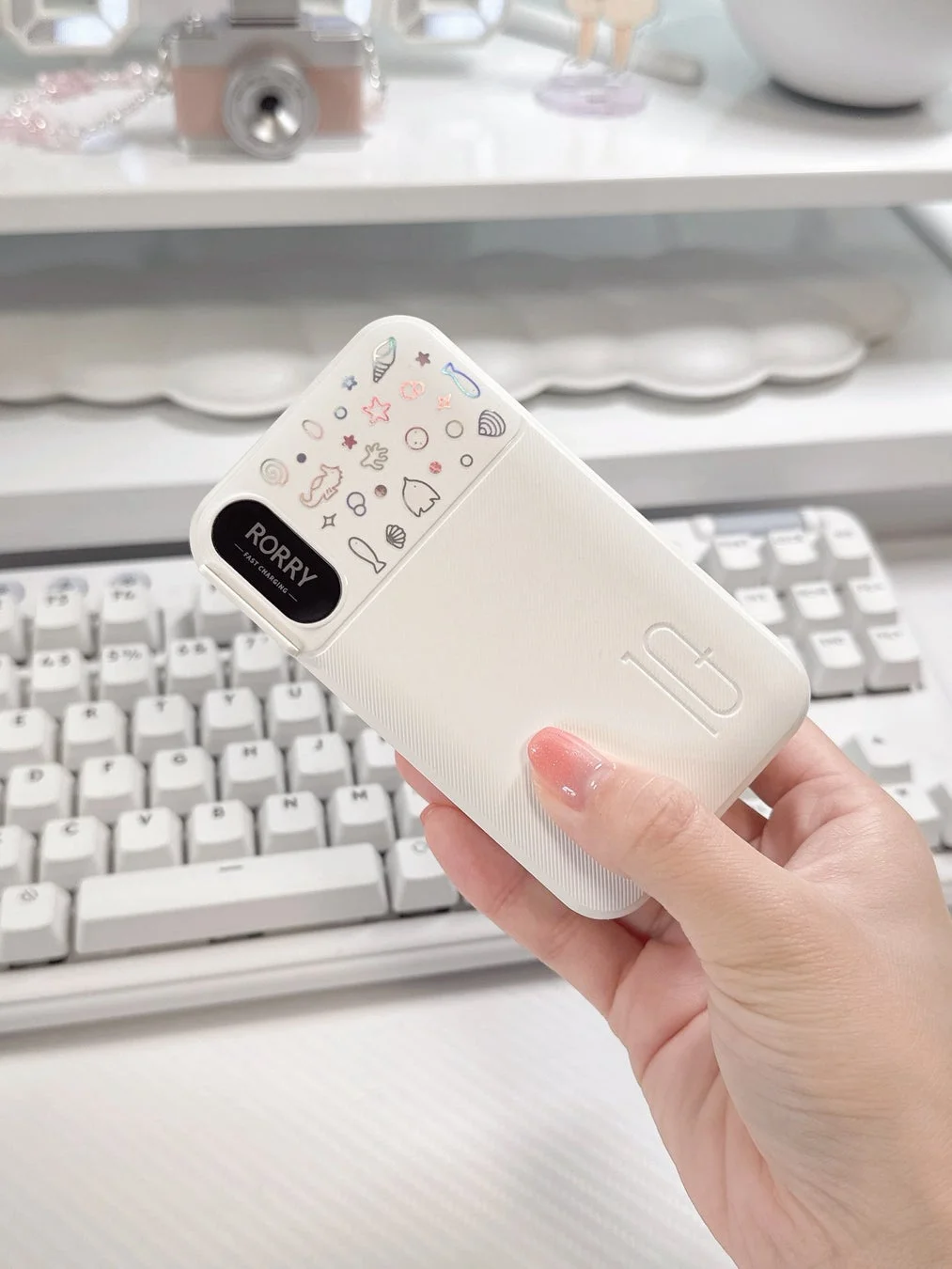 手に持ったACプラグ付きモバイルバッテリー