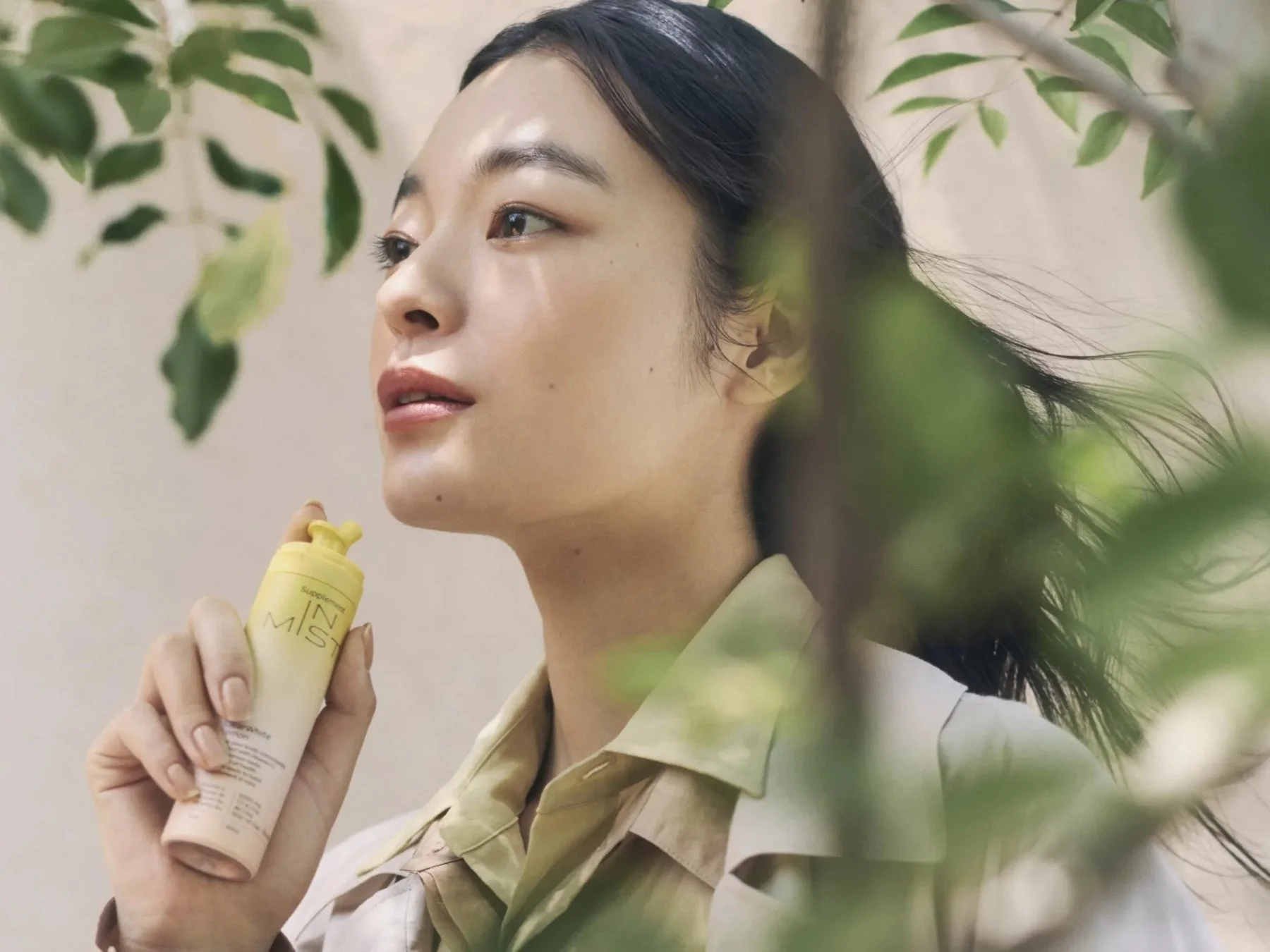 女性が製品を持つ画像