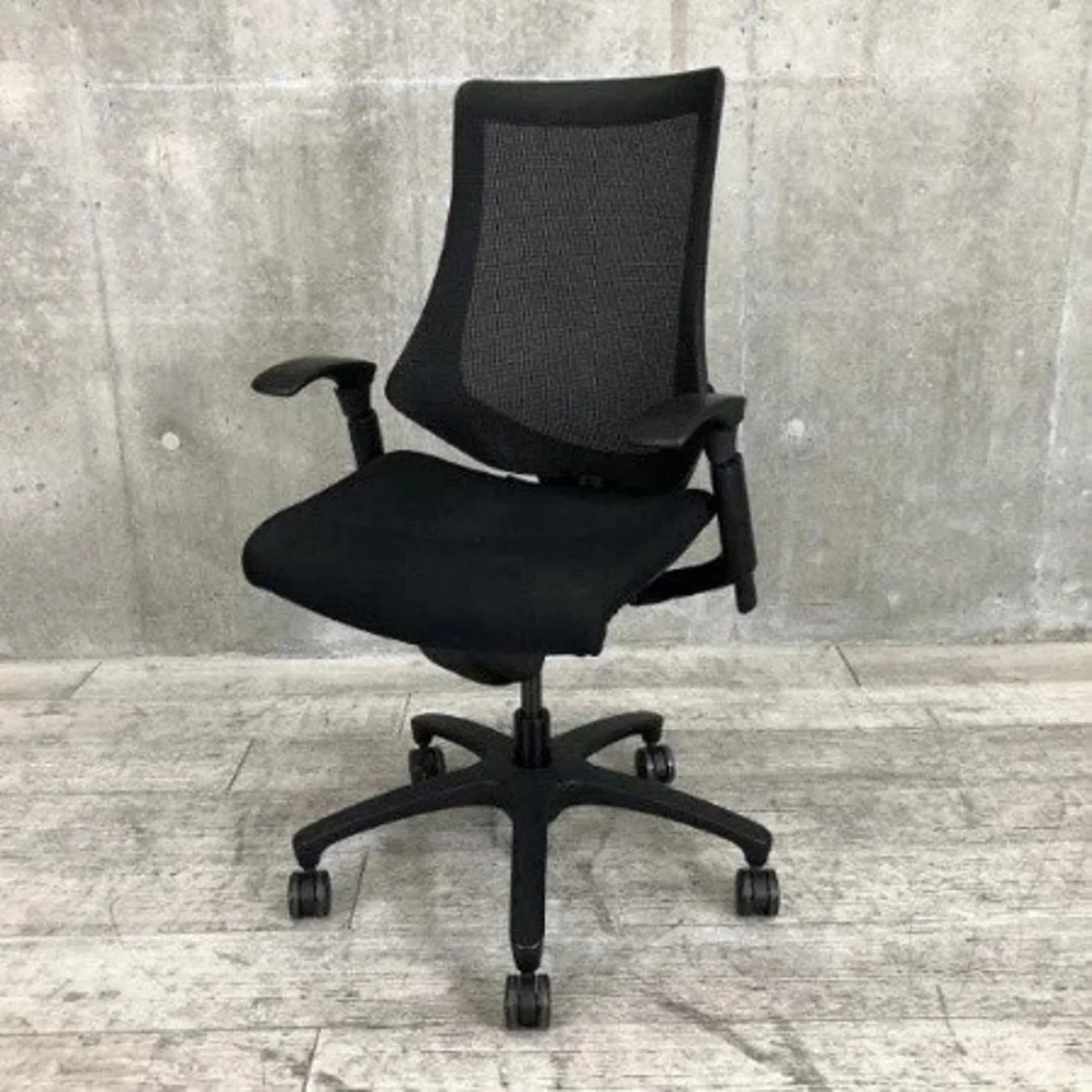 モダンな黒いメッシュオフィスチェア