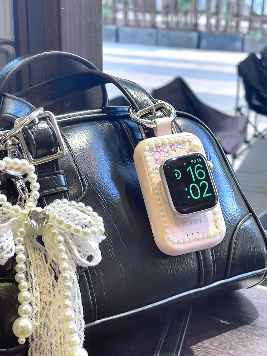 ハンドバッグに付けたApple Watch充電対応モバイルバッテリー