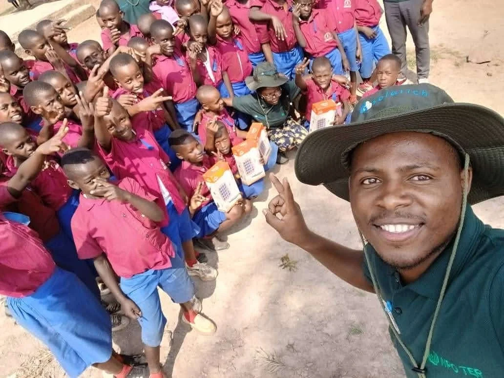 ソーラーライトを受け取った子供たちと大人の集合写真