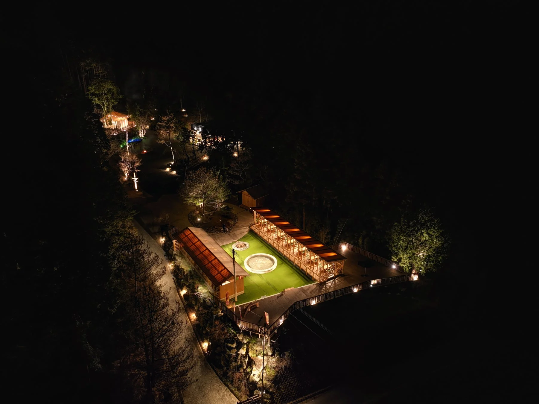 夜間に美しくライトアップされた屋外施設