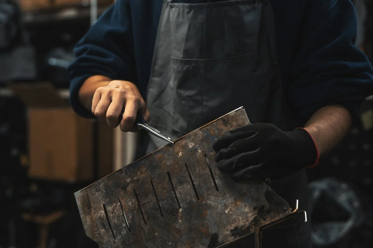 金属加工をする職人の手元