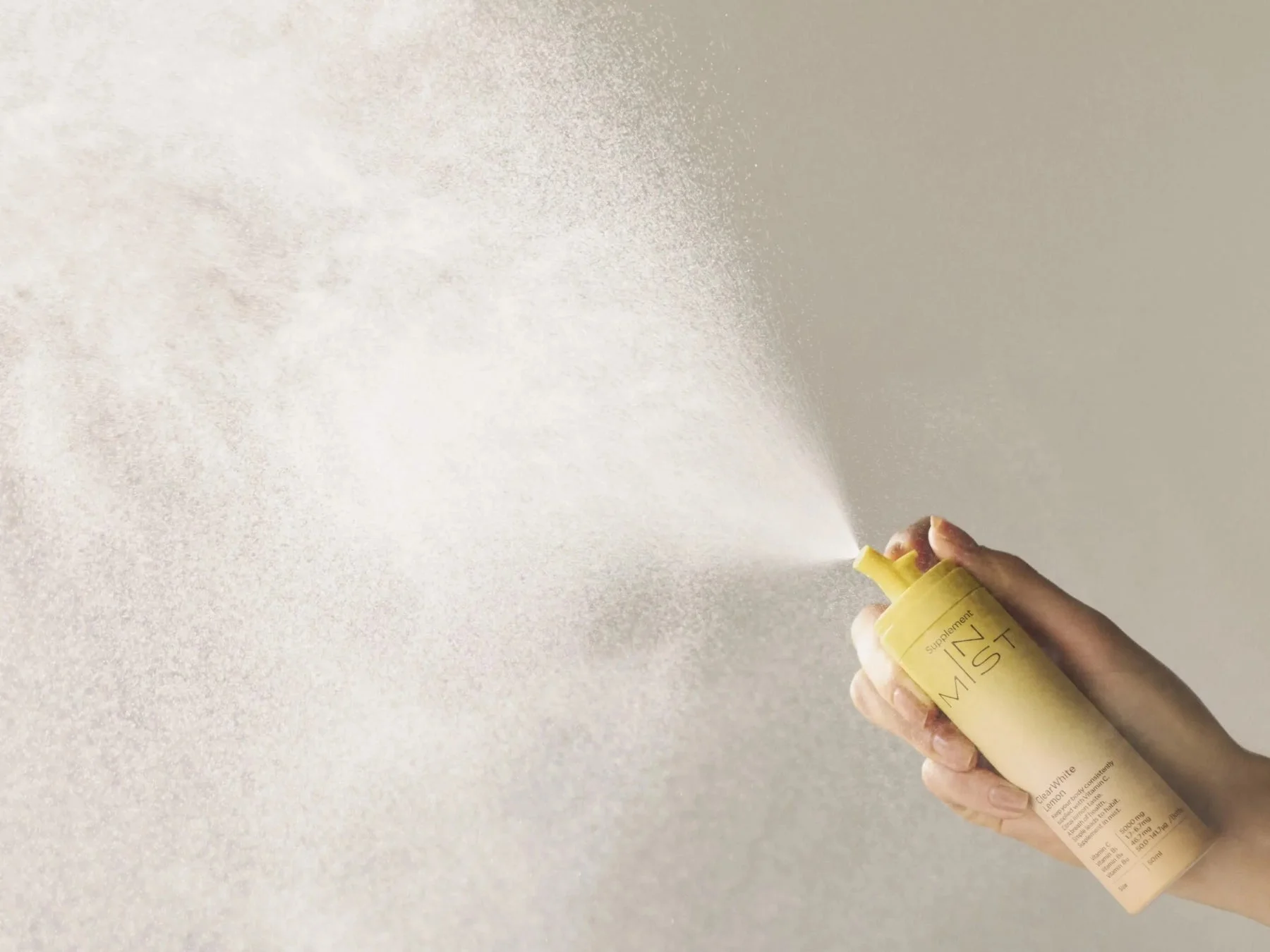 ミストを噴射する手元